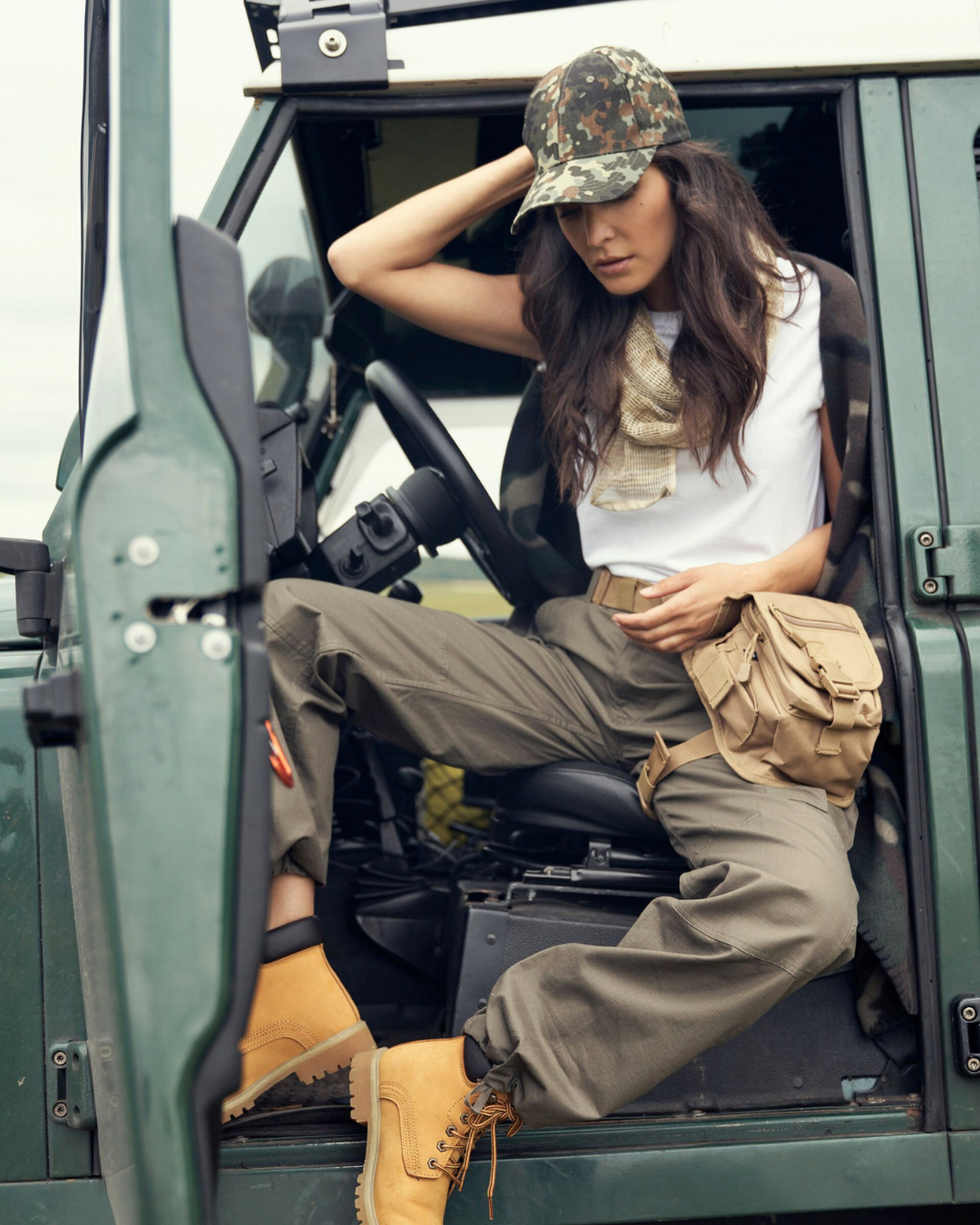 Frau in taktischer Outdoor-Bekleidung – funktionale Military-Damenmode