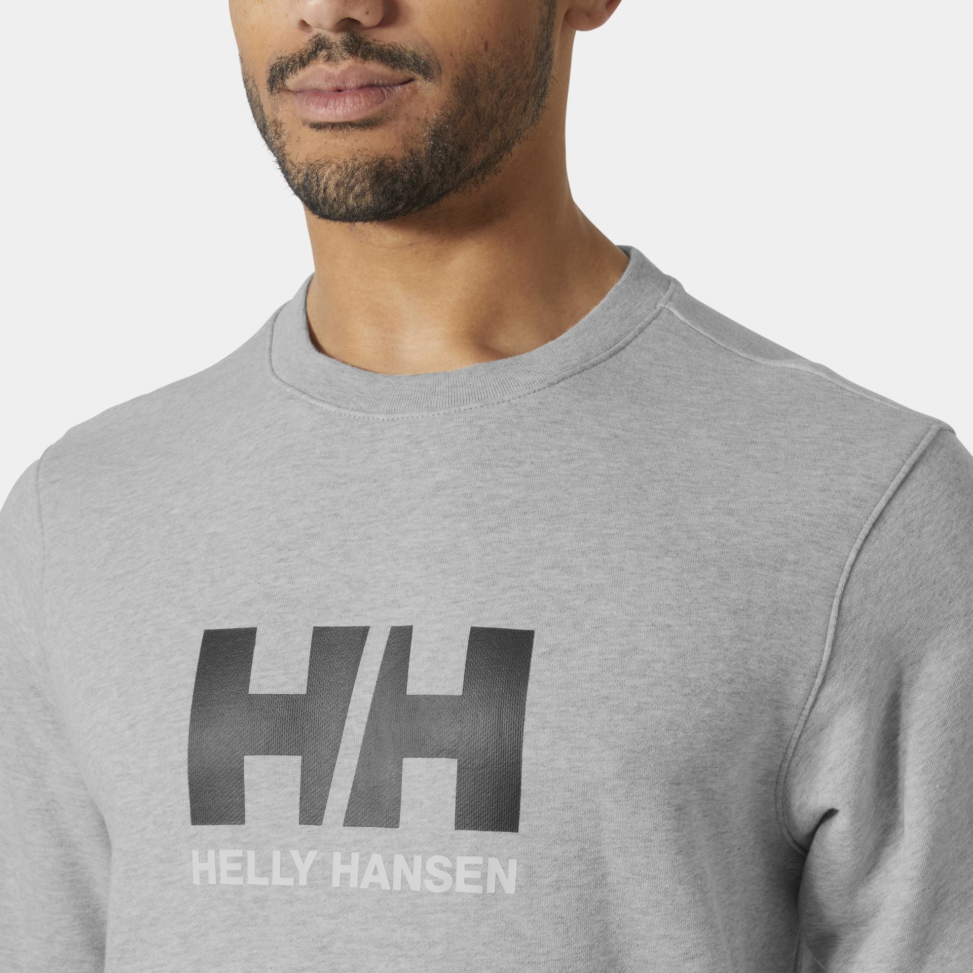 Blick auf das HH Logo Sweatshirt – sportlicher Look in Grau