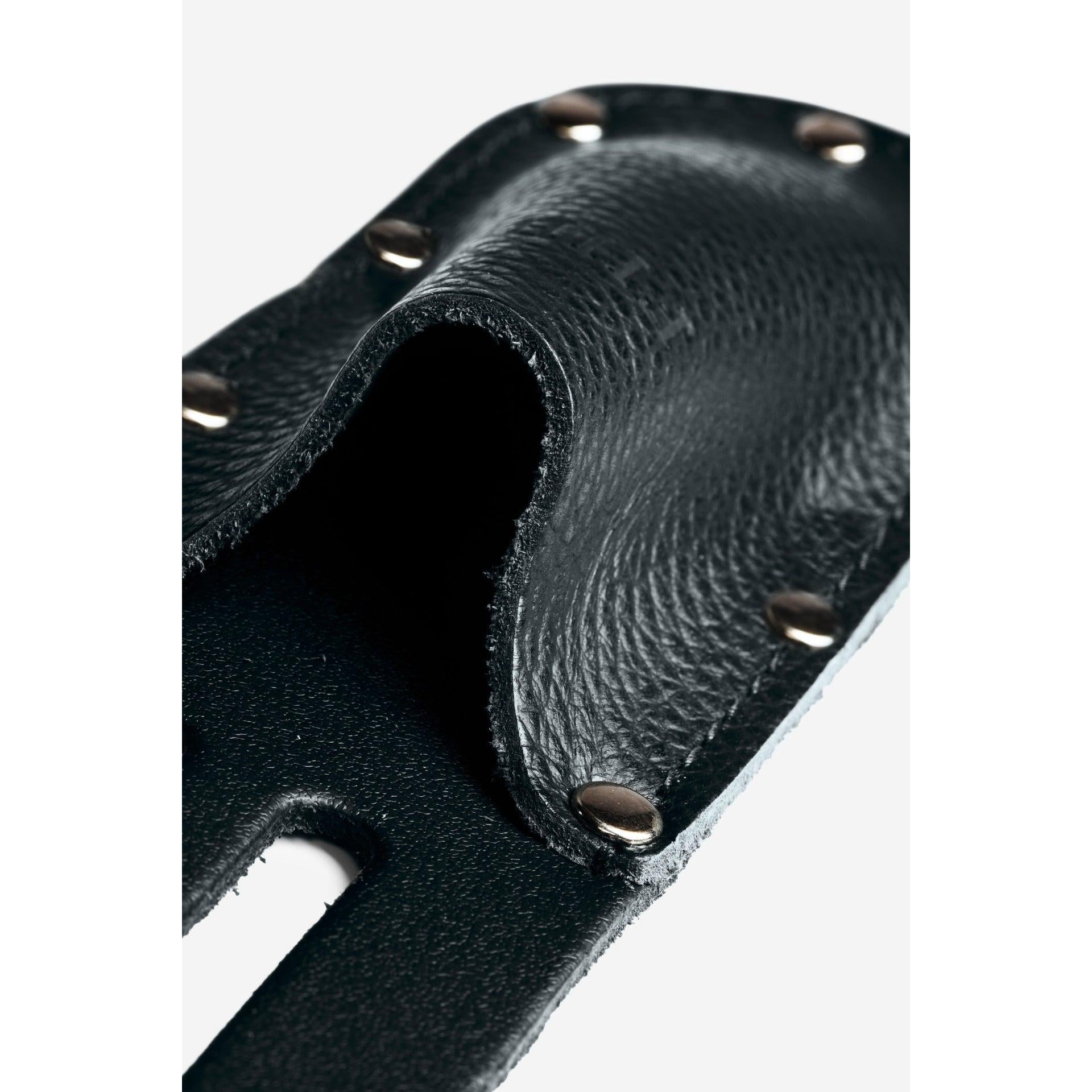 Detailaufnahme genietete Verarbeitung der Messertasche TRISTAN