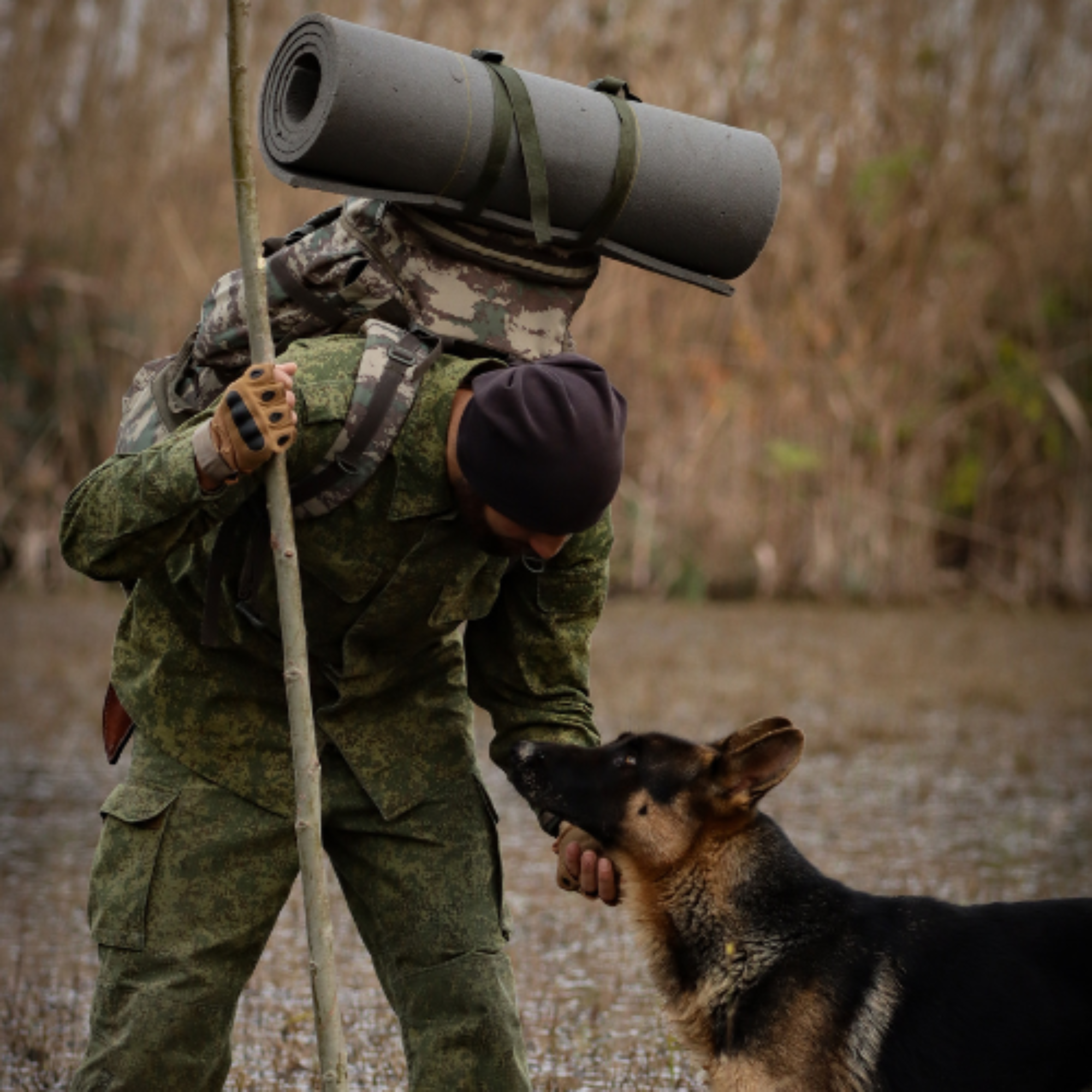 Person mit Fernglas im Tarnanzug – Military-Ausrüstung und Outdoor-Bekleidung