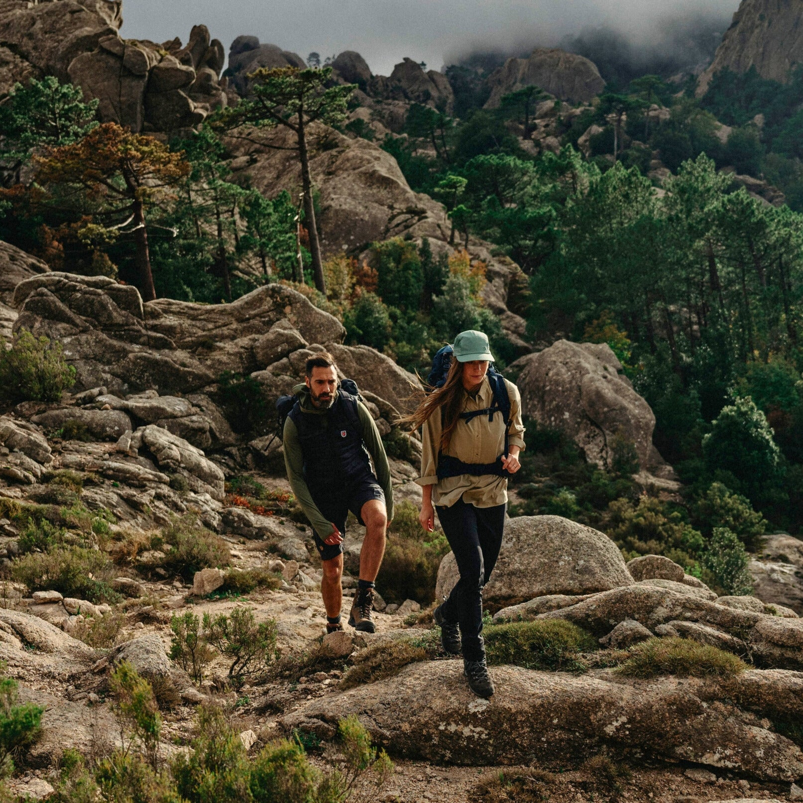 Menschen beim Wandern im Gebirge – Outdoor-Bekleidung und Ausrüstung