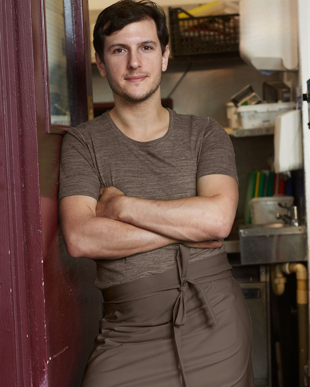 Servicekraft in Arbeitskleidung für Gastronomie – funktionale Bekleidung für Küche, Service und Gastro-Berufe