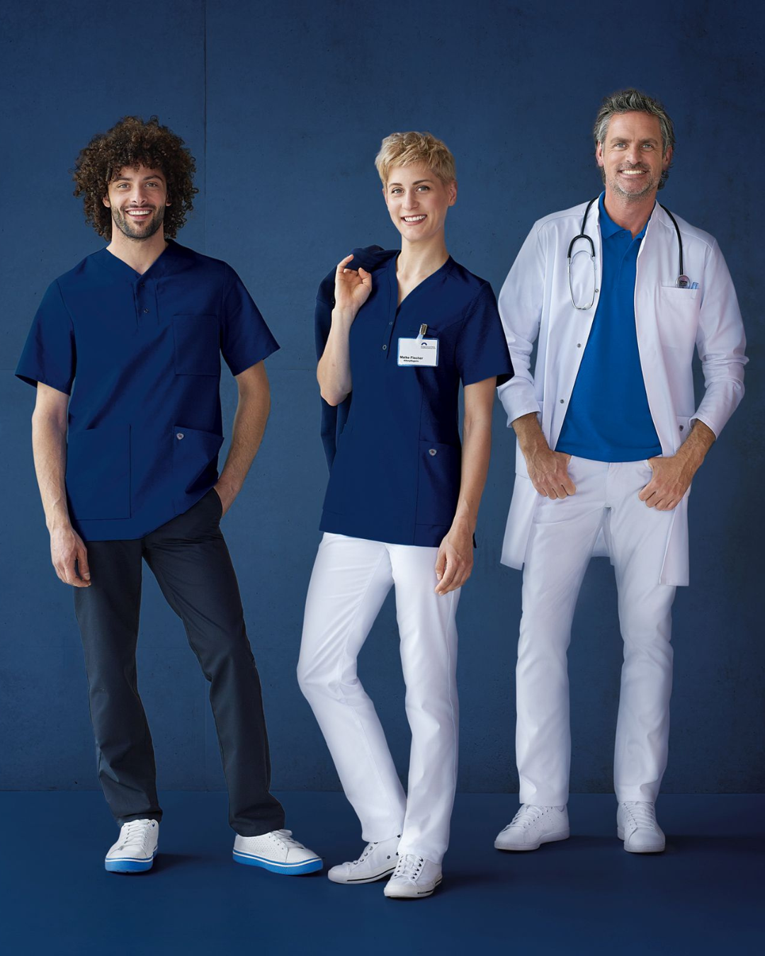 Team in blauer und weißer Pflegebekleidung