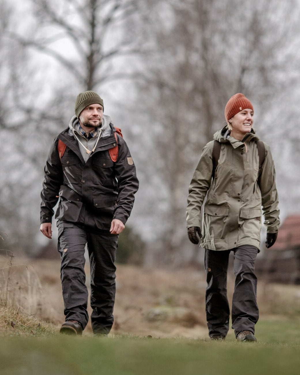 Menschen beim Wandern im Gebirge – Outdoor-Bekleidung und Ausrüstung