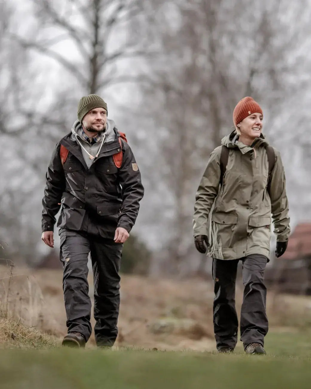 Menschen beim Wandern im Gebirge – Outdoor-Bekleidung und Ausrüstung