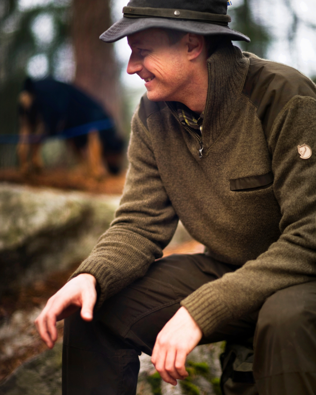 Jäger in brauner Outdoorjacke beim Ansitz – robuste Herren-Jagdbekleidung für Wald und Feld