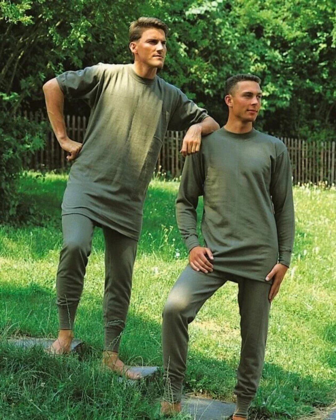 Zwei Männer in olivgrüner Jagd-Unterwäsche – funktionale, wärmende Basics für den Einsatz bei Jagd und Outdoor-Aktivitäten