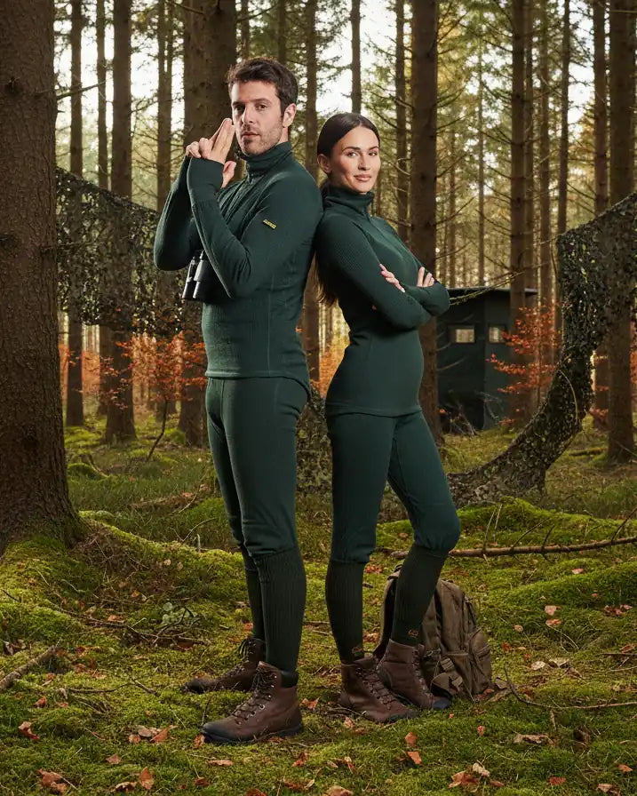 Zwei Männer in olivgrüner Jagd-Unterwäsche – funktionale, wärmende Basics für den Einsatz bei Jagd und Outdoor-Aktivitäten