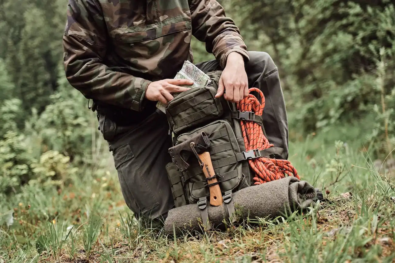 Military-Ausrüstung mit taktischem Rucksack, Messer, Trinkflasche und Fernglas – robust für extreme Einsätze