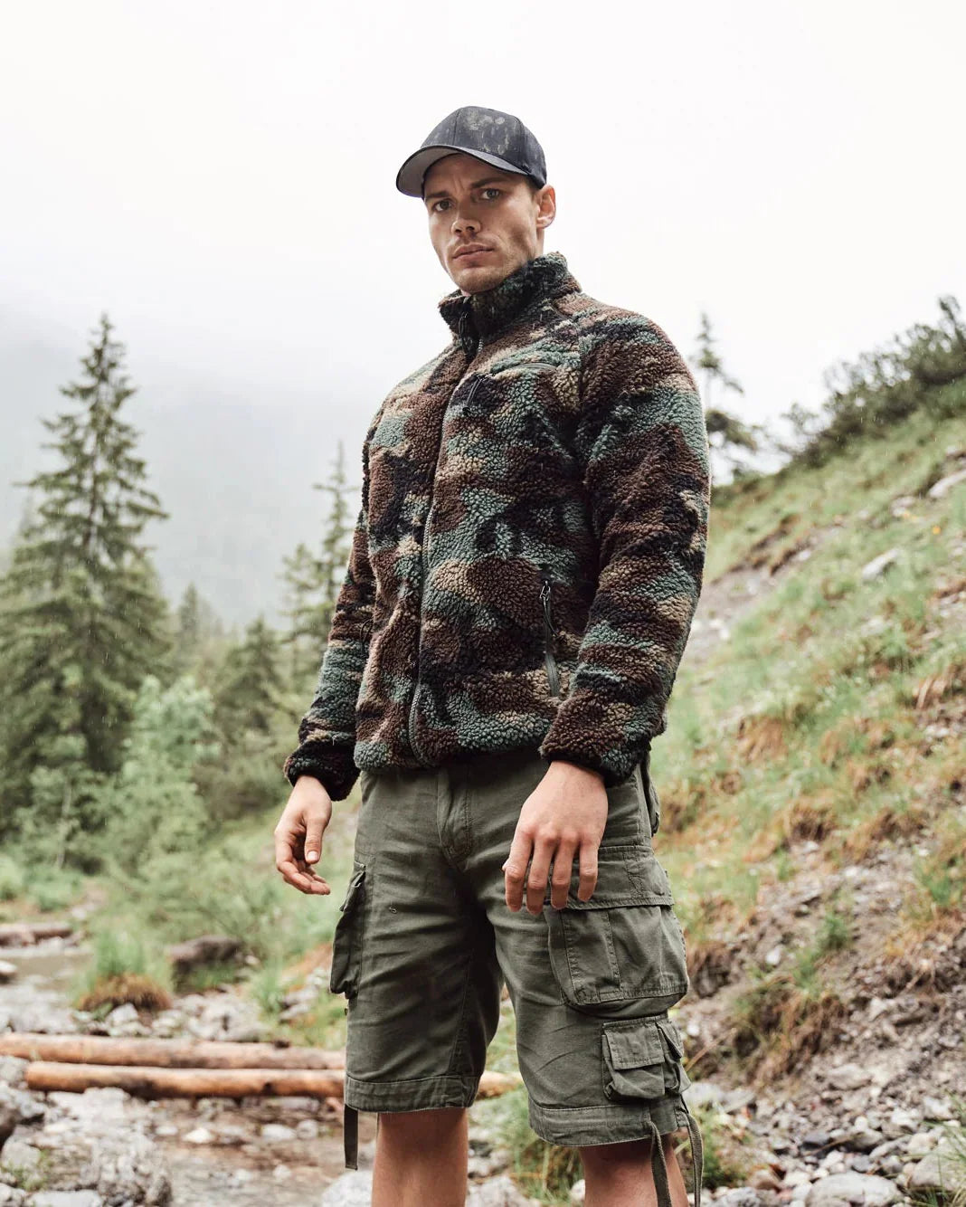 Herren-T-Shirt im dunklen Camouflage-Muster