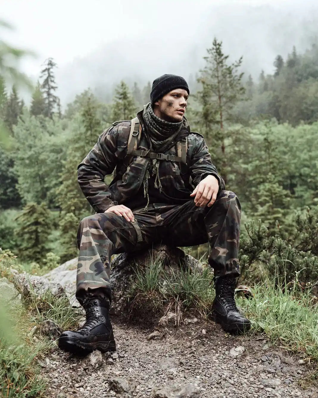 Person mit Fernglas im Tarnanzug – Military-Ausrüstung und Outdoor-Bekleidung