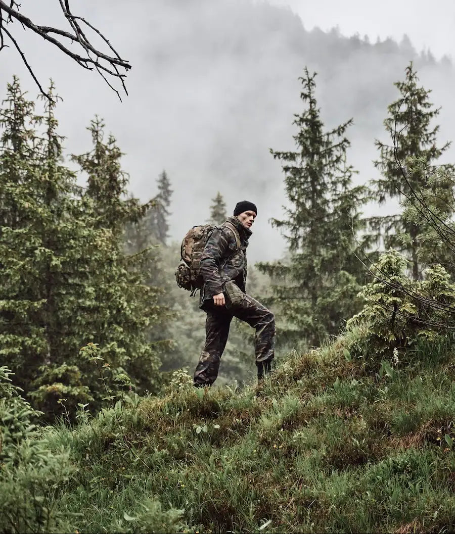 Mann in olivgrüner Militärbekleidung – robuste Military-Bekleidung für Herren