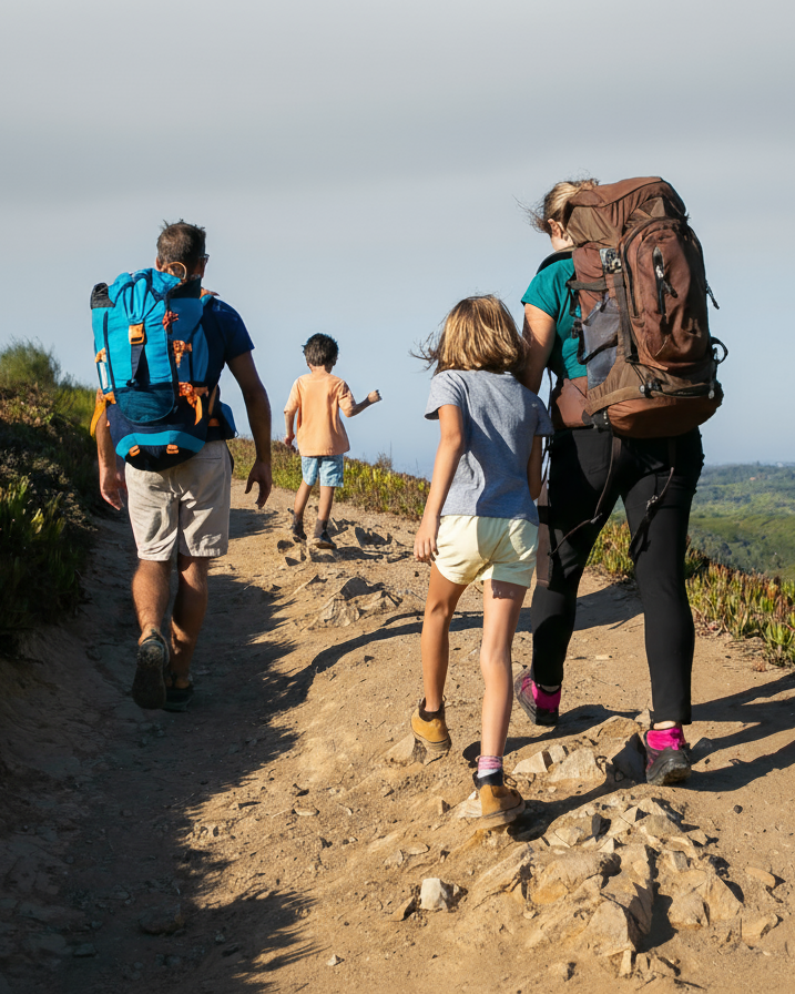 Kinder in farbiger Outdoor-Bekleidung beim Spielen im Freien