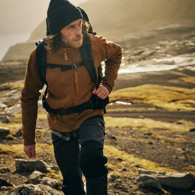 Outdoor-Ausrüstung beim Wandern – funktionale Rucksäcke und Zubehör für Natur und Freizeit