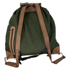 Rückansicht des HUBERTUS Flüsterrucksacks – ergonomische Träger und Karabinerverschluss