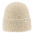 Beanie Damen Bouclé in wollweiß mit flauschiger Schlaufenstruktur – weich, elegant und warm.