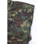 Detailansicht Gesäßtasche mit Knopf Herren Cargohose Camouflage