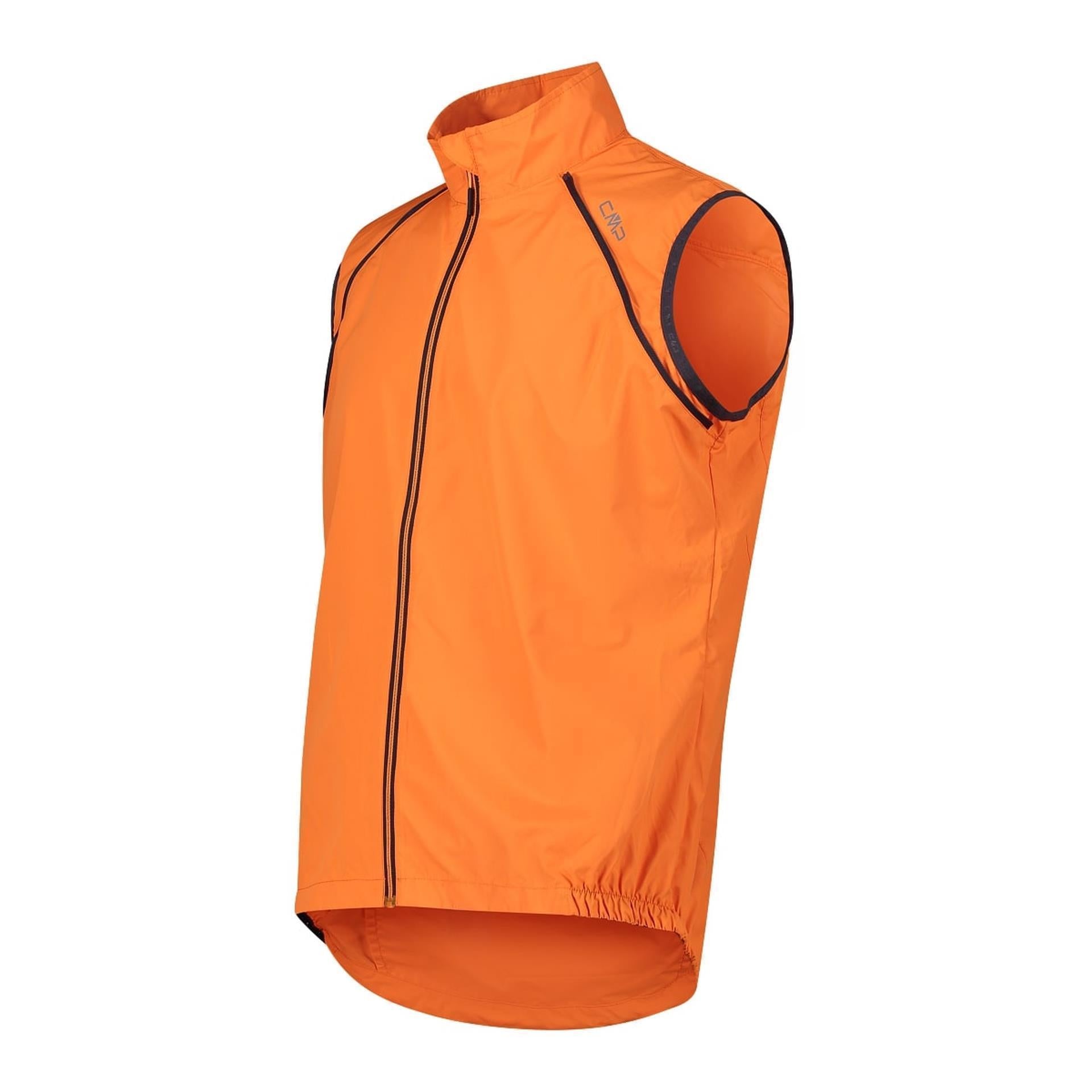 Seitenansicht der wandelbaren Herrenjacke – als ärmellose Weste mit sportlicher Passform getragen