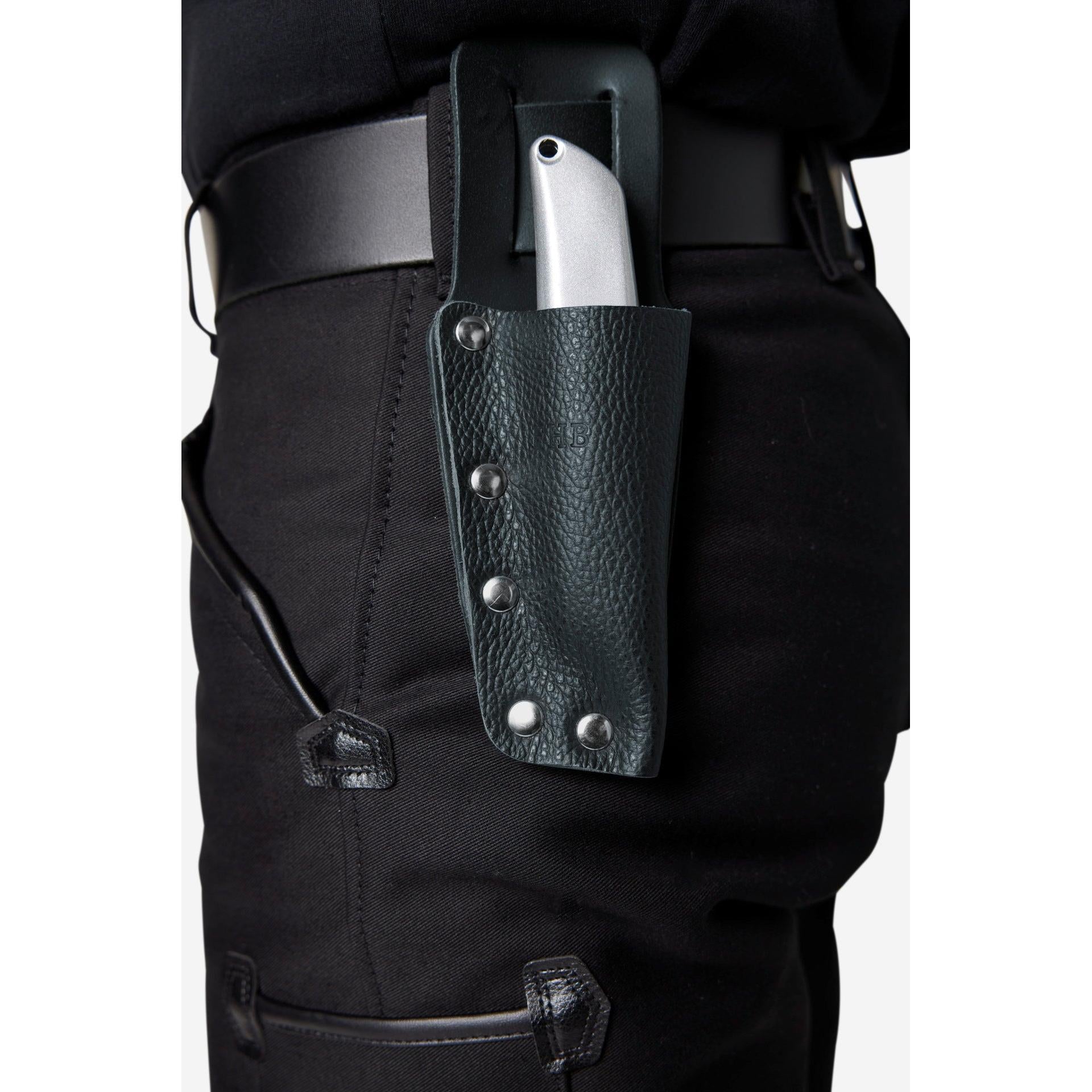 Seitenansicht der FHB Messertasche MALTE mit Nietenverarbeitung