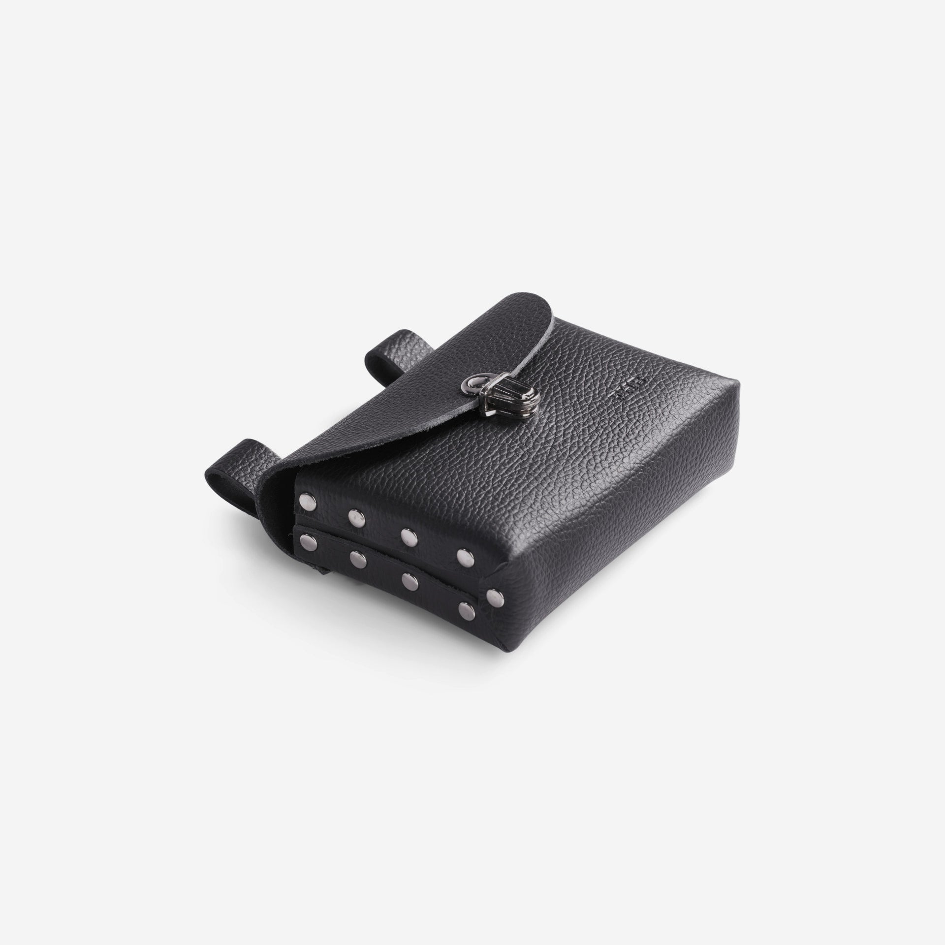 Seitenansicht schwarze Nageltasche ARNO aus Vollrindleder, liegend