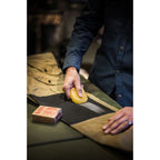 Anwendung von Fjällräven Greenland Wax auf G-1000®-Bekleidung