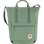 Fjällräven High Coast Totepack in Patina green in Vorderansicht, stehend 