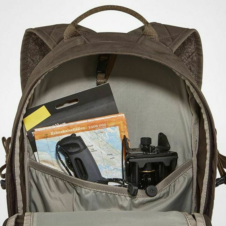 Detailaufnahme des befüllten Jagdrucksacks mit verschiedenen Jagdutensilien 