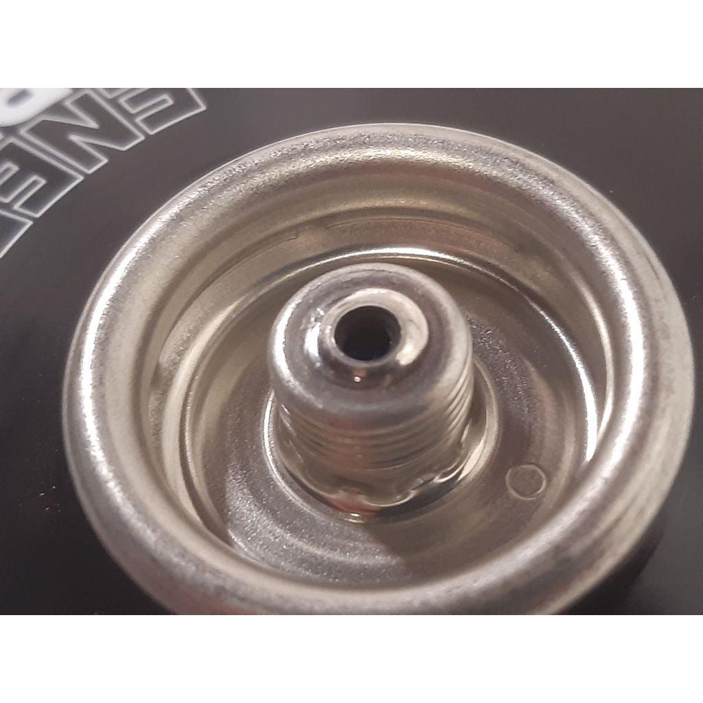 Nahaufnahme des Schraubventils einer Gaskartusche nach EN417-Standard mit sichtbarem Gewinde und Ventilöffnung, silberfarben auf dunklem Hintergrund