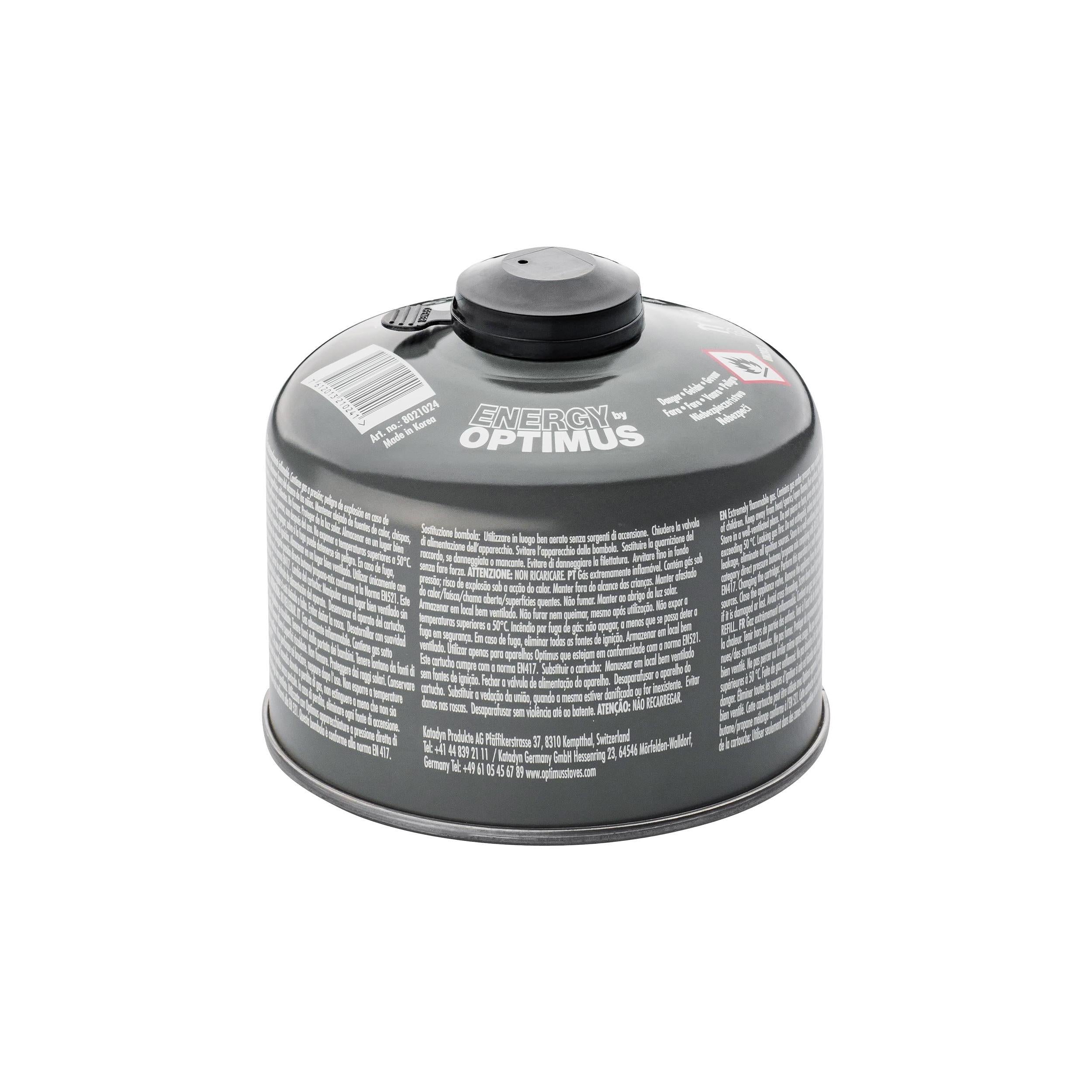 Schraubkartusche für Gaskocher mit Schutzkappe, kompakte Form und olivgrünes Design, stehend auf weißem Hintergrund