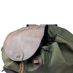 Seitenansicht des kleinen HUBERTUS Canvas-Rucksacks mit Außentasche