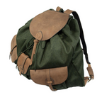 Seitenprofil des Lodenrucksacks mit aufgesetzter Außentasche und Trägerverschluss