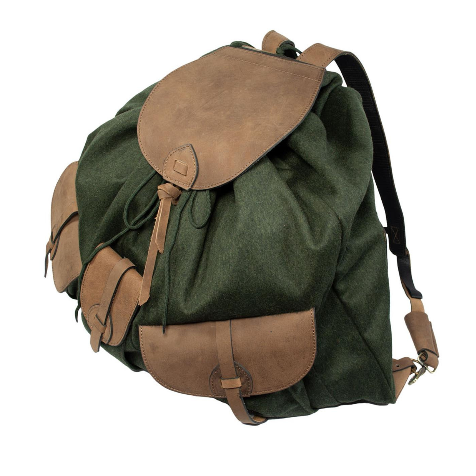 Seitenprofil des Lodenrucksacks mit aufgesetzter Außentasche und Trägerverschluss