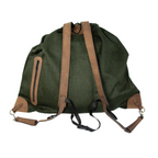 Rückansicht des Jagdrucksacks mit ergonomischen Trägern und Reißverschlussfach