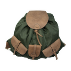 Großer Jagdrucksack aus Loden mit Lederdetails, frontal fotografiert