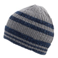 Vorderansicht Strickmütze mit Fleece in Grau-Jeans