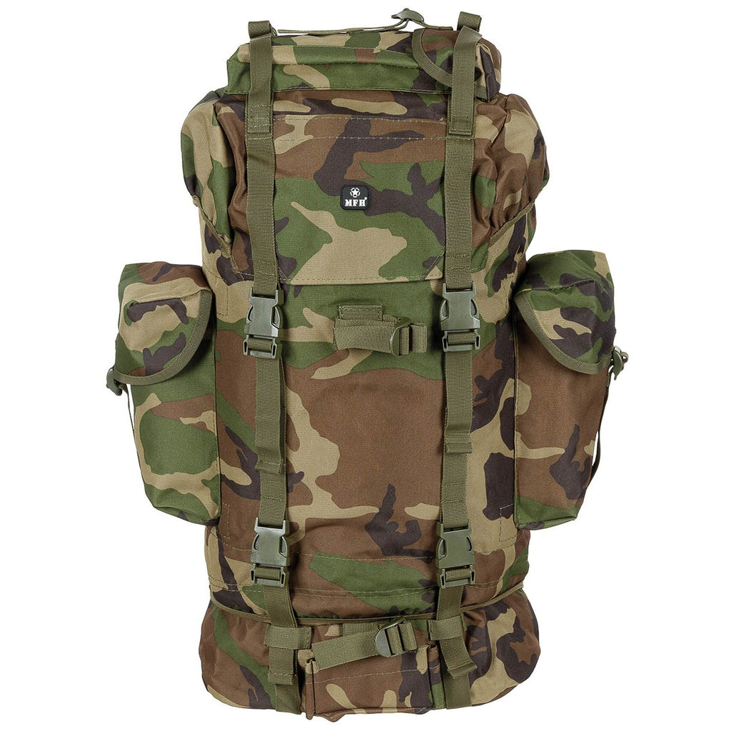 FOX Outdoor BW Kampfrucksack in Woodland mit aufgesetzten Taschen