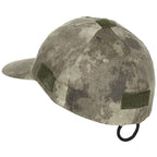 Seitenansicht des Camouflage-Caps mit sichtbaren Klettzonen und Belüftungslöchern