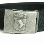 Nahaufnahme der schwarzen Stahlschnalle mit Prägung