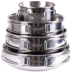 Seitliche Ansicht der ineinander gestapelten Töpfe und Becher