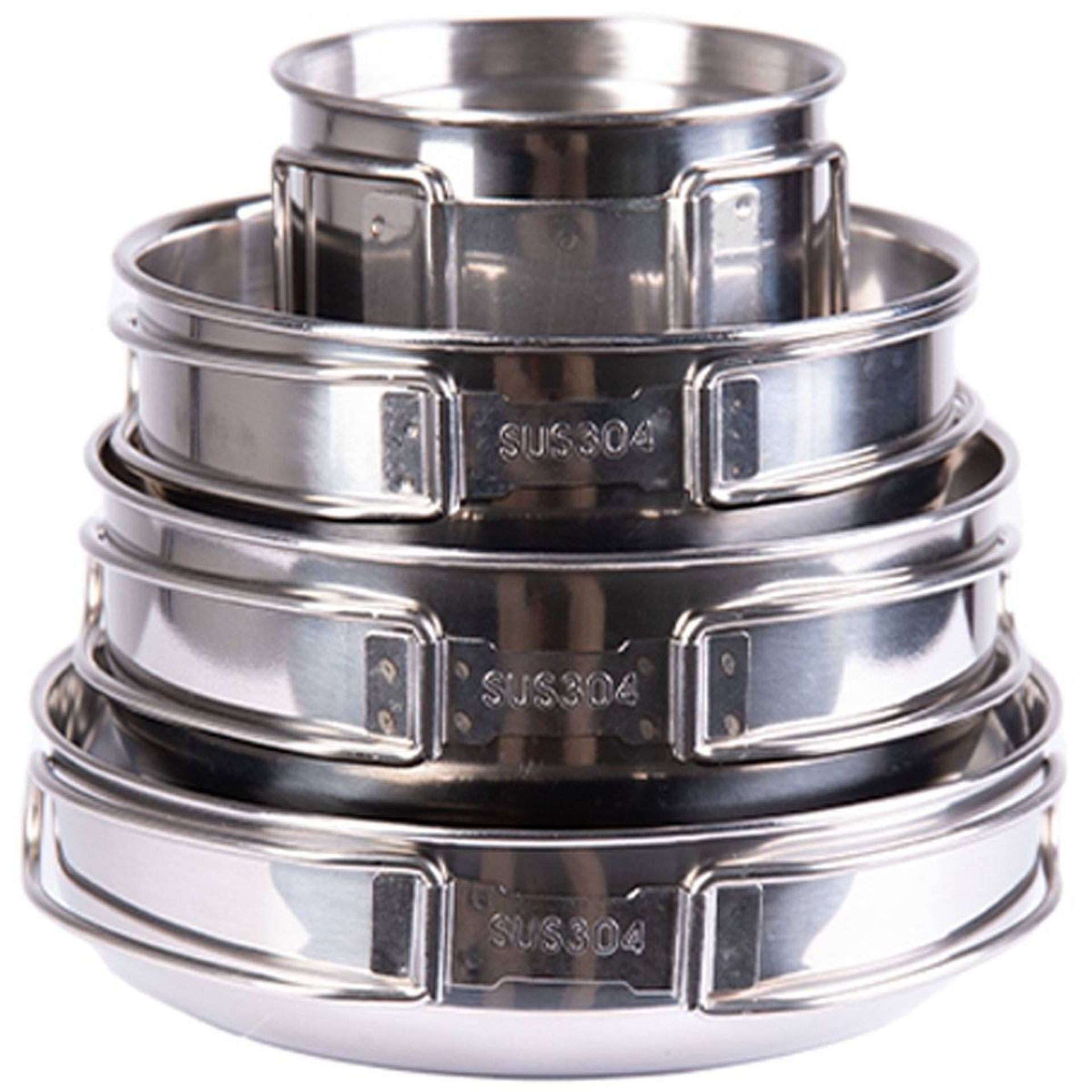 Seitliche Ansicht der ineinander gestapelten Töpfe und Becher