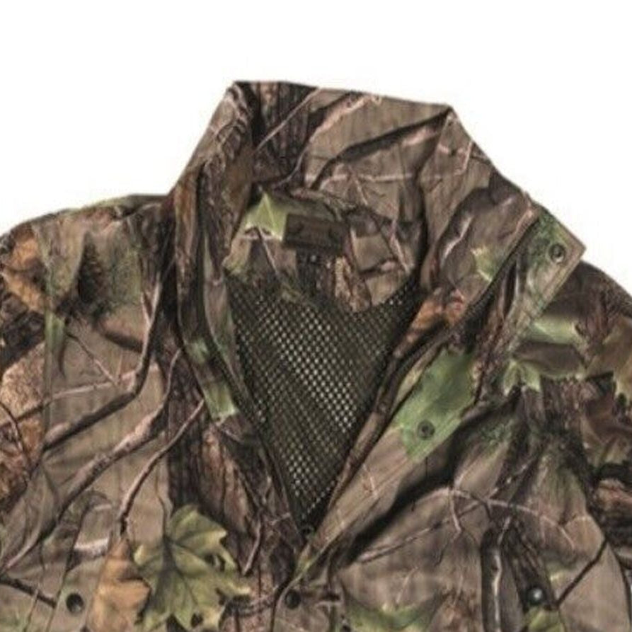Detailansicht der Tarnjacke mit großer Rückentasche