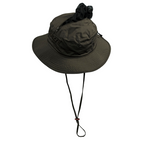 Zusammengefalteter Jagdhut mit Deckelfach und verstautem Mückennetz